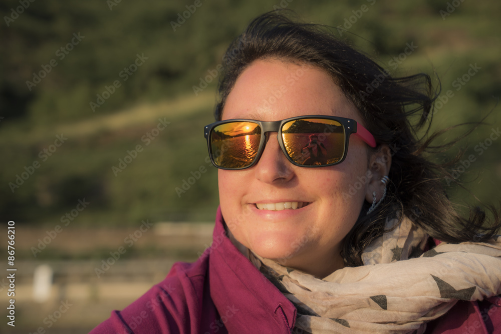 Sonnenuntergang und Fotograf spiegeln sich in Sonnenbrille Sonnenuntergang und Fotograf spiegeln sich in Sonnenbrille