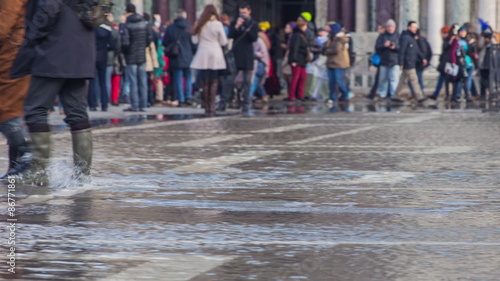 Two person cross flooded square