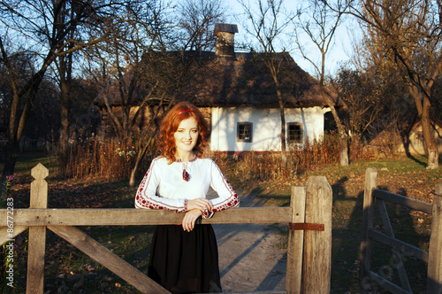 Cuadro en lienzo Redhead Ukrainian near a country house