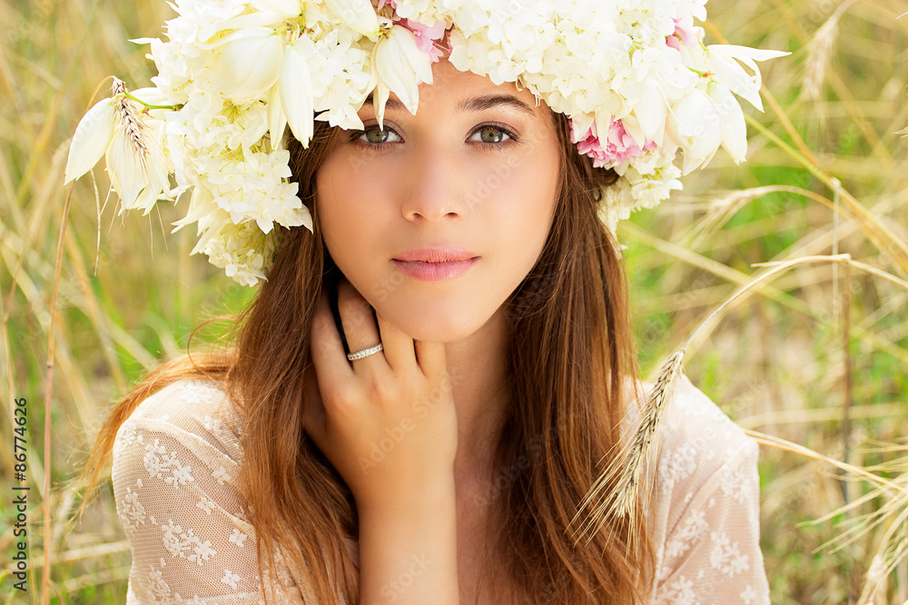 Натуральная красота. Красивая девушка в пшеничном поле Stock Photo | Adobe  Stock