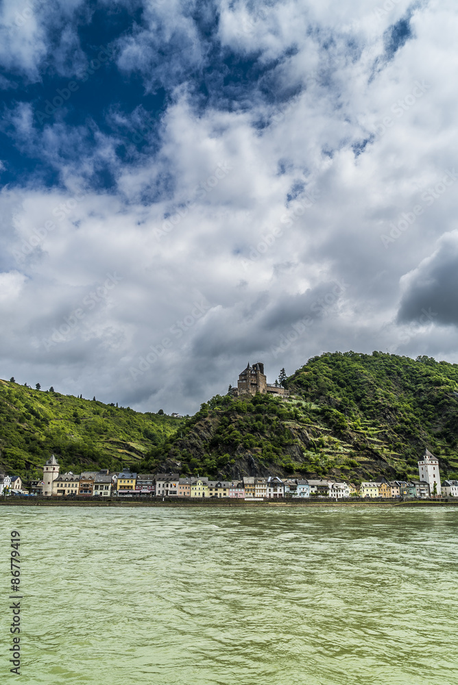 Die Altstadt von Sankt Goarshausen am Rhein mit Burg Katz Die Altstadt von Sankt Goarshausen am Rhein mit Burg Katz