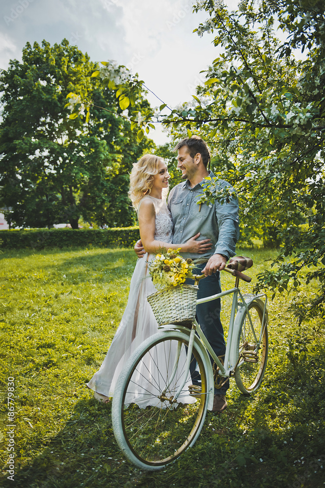 Obraz premium Loving couple with a bicycle 3117.