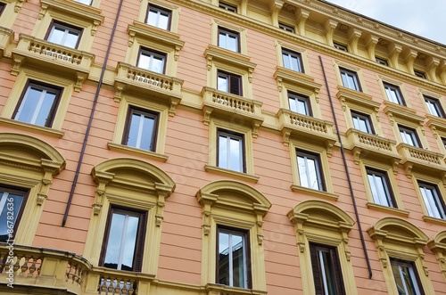 Façades d'immeubles colorées dans les rues de Rome