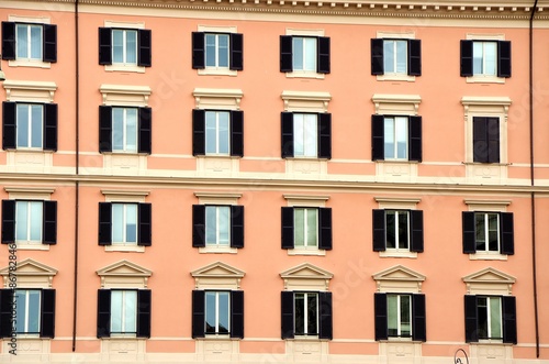 Façades d'immeubles colorées dans les rues de Rome