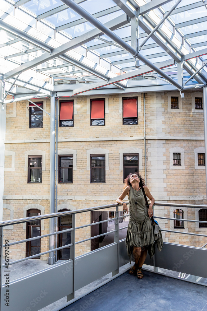 Femme dans l'Ancienne prison Saint-Paul de Lyon, Université Catholique