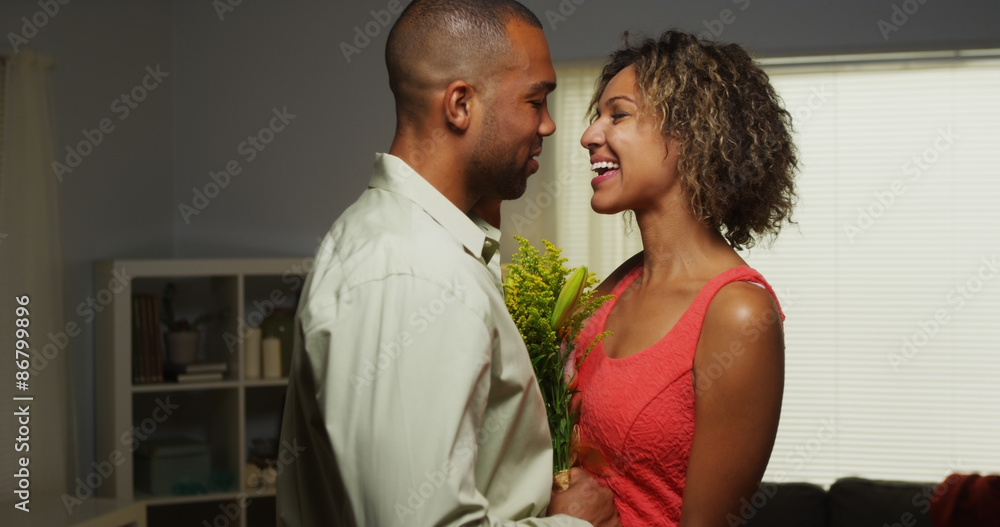 Obraz premium Black boyfriend surprises girlfriend with flowers