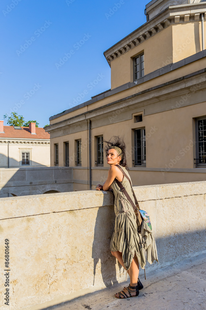 Fototapeta premium Femme dans les Anciennes prisons Saint-Paul Saint-Joseph de Lyon