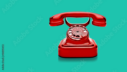 Rotes Wählscheibentelefon vorHellblauem Hintergrund