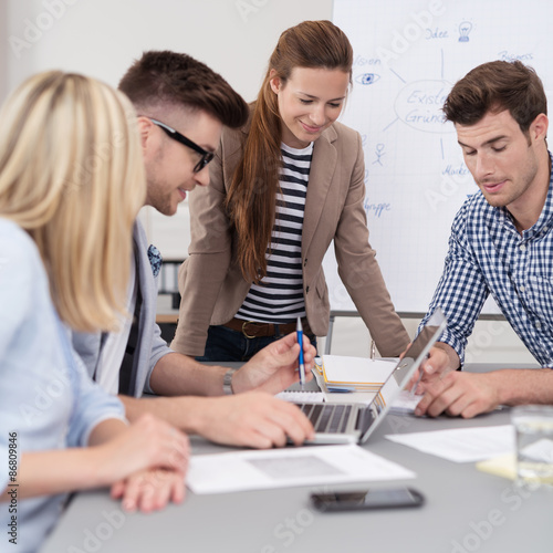 junge geschäftsleute in einer besprechung am arbeitsplatz photo