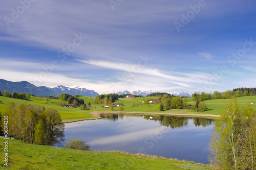  Panorama Landschaft in Bayern mit See bei Steingaden im Allgäu und Berge der Alpen
