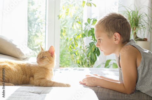 Junge mit Katze