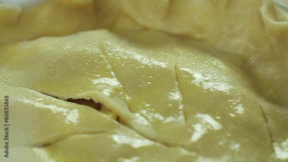 putting sugar on apple pie crust putting sugar on apple pie crust
