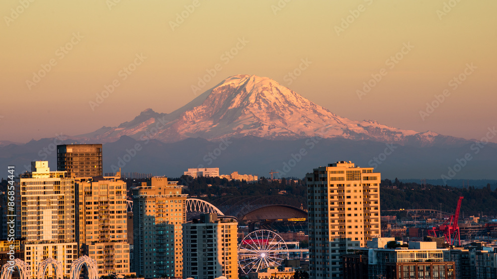 Naklejka premium Beautiful Seattle in the Evening with Space Needle and Mt.Rainer