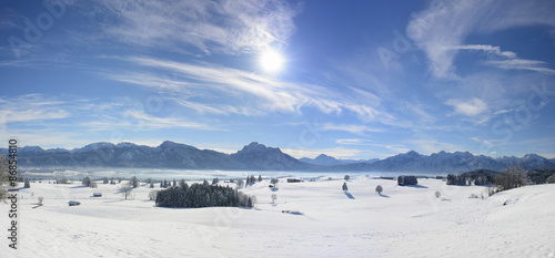 Winter Panorama in Bayern am Forggensee im Allgäu mit Berge der Ammergauer Alpen © Wolfilser
