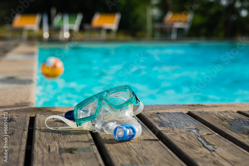 Fotografía Maschera, boccaglio e pallone in piscina