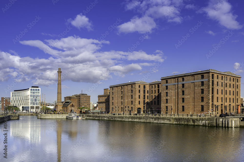 Obraz premium The Albert Dock complex in Liverpool