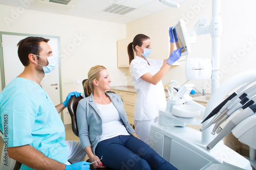 Untersuchung beim Zahnarzt  