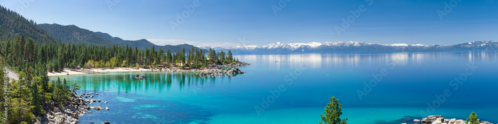 Fototapeta premium Wysoka rozdzielczość panorama Jeziorny Tahoe z widokiem na piaska schronienia stanu parku