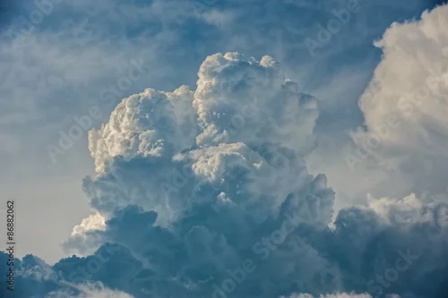 Obraz dramatyczne kłębiaste chmury