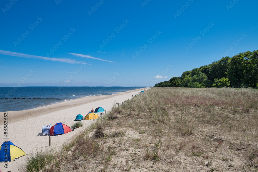 Fototapeta premium Der lange Strand auf der Ostsee Insel Usedom, hier ein Teilstück des Strandes Ückeritz