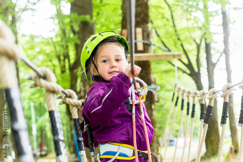Cuadro en lienzo Mädchen klettert im Hochseilgarten