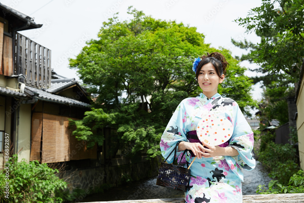 Fototapeta premium 浴衣を着た女性