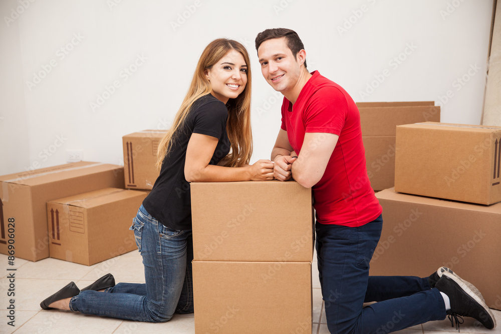 Hispanic couple moving in Hispanic couple moving in