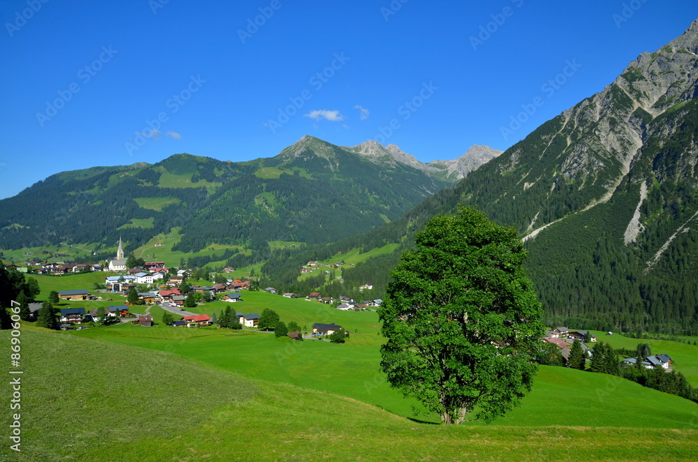 Bergdorf in den Alpen, Österreich