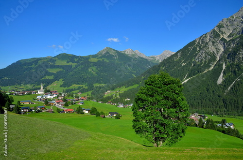 Bergdorf in den Alpen, Österreich