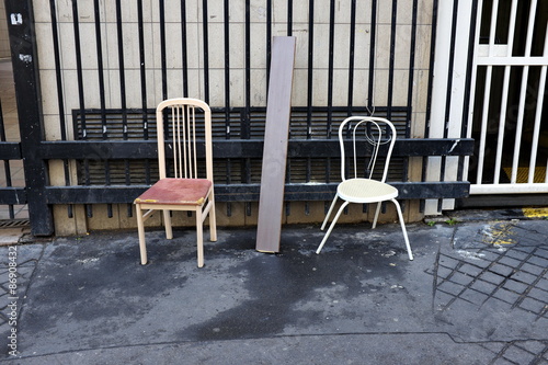 Chaises jet  es dans la rue