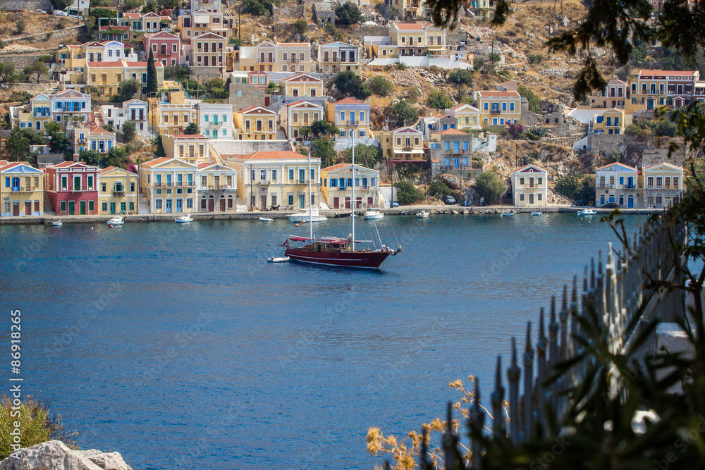 Schiff vor griechischem Dorf