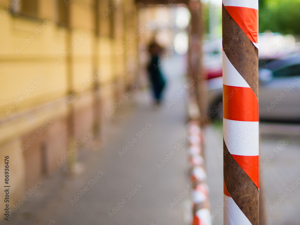 Fototapeta premium Niebieskie tło z taśmą ostrzegawczą, czerwono-biała taśma