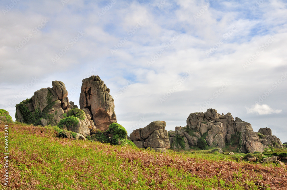 Enormes rochers sur le sentier côtier GR34 en Bretagne près de Plougrescant Enormes rochers sur le sentier côtier GR34 en Bretagne près de Plougrescant