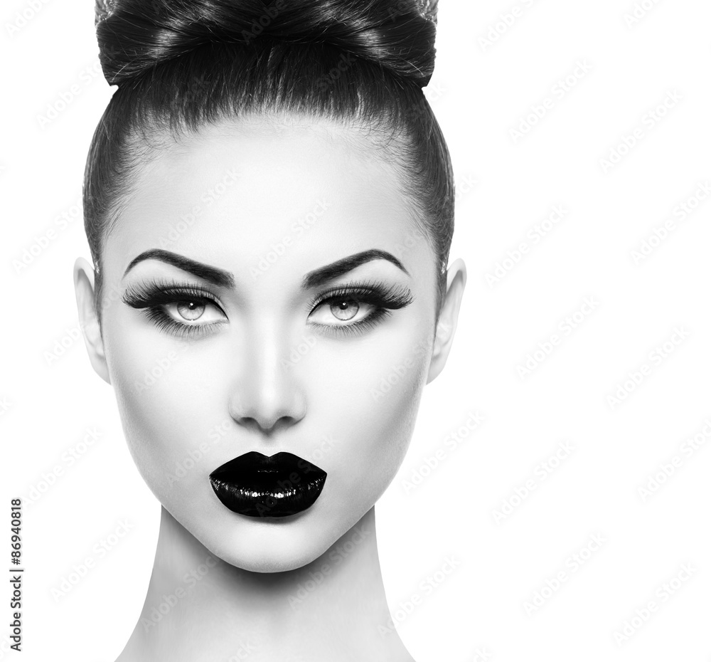 Obraz premium Moda model piękna dziewczyna z czarnym makijażem i długimi kusami
