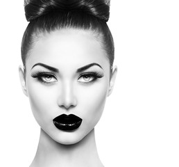 Canvas schilderij Fashion lippen Modeportret met intense zwarte oogschaduw  © Subbotina Anna