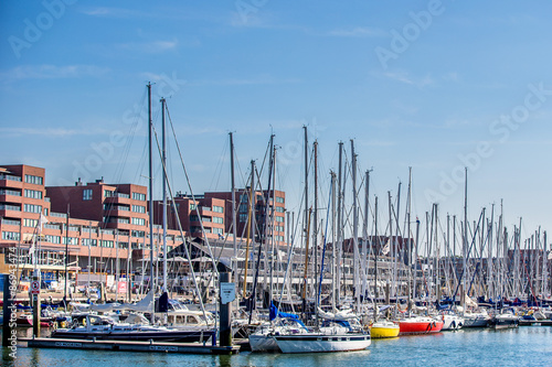 Fotografia Small harbour with sailing boats on a blue sky