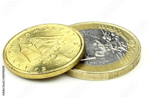 1 griechische Drachme und 1 Euro isoliert auf weißem Hintergrund