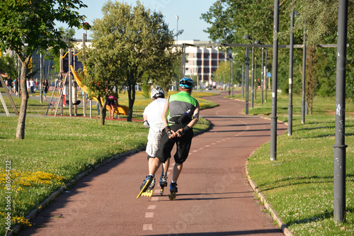 patinando por un parque photo