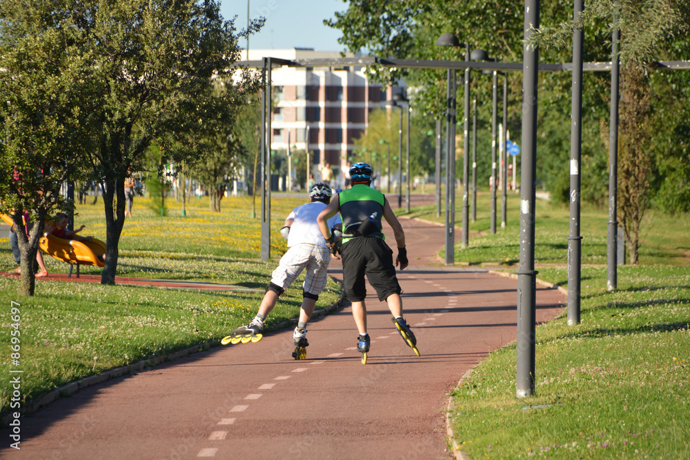Obraz premium patinando por un parque