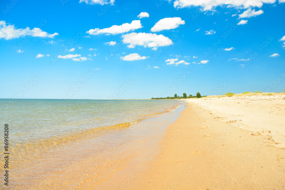 Obraz premium Blauer Himmel am Strand