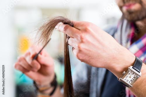 Friseur schneidet Frau die Haare im Friseursalon