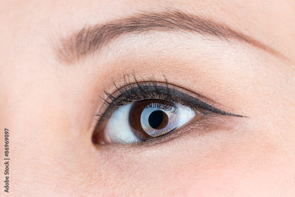 Obraz premium Piękne oczy / młoda kobieta