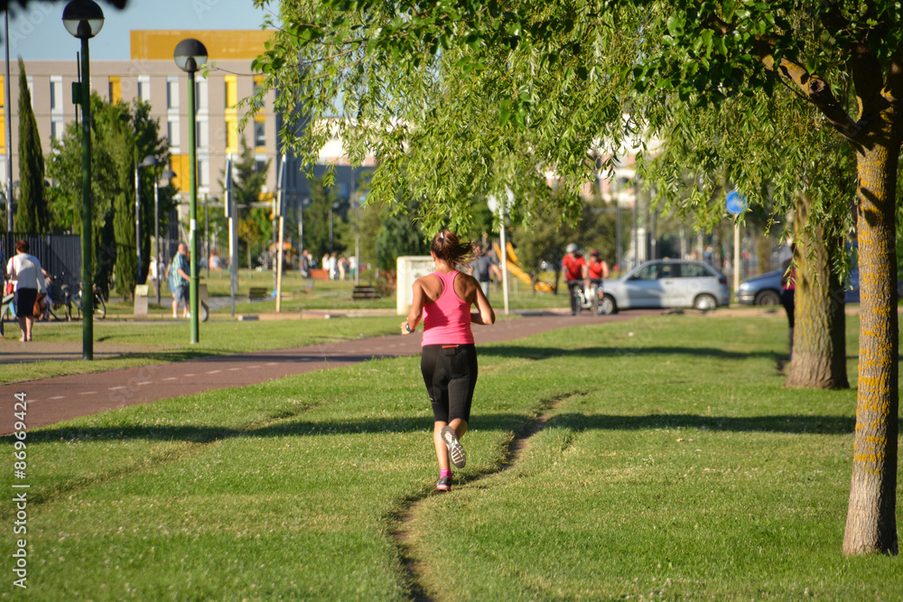 mujer corriendo por un parque Stock Photo