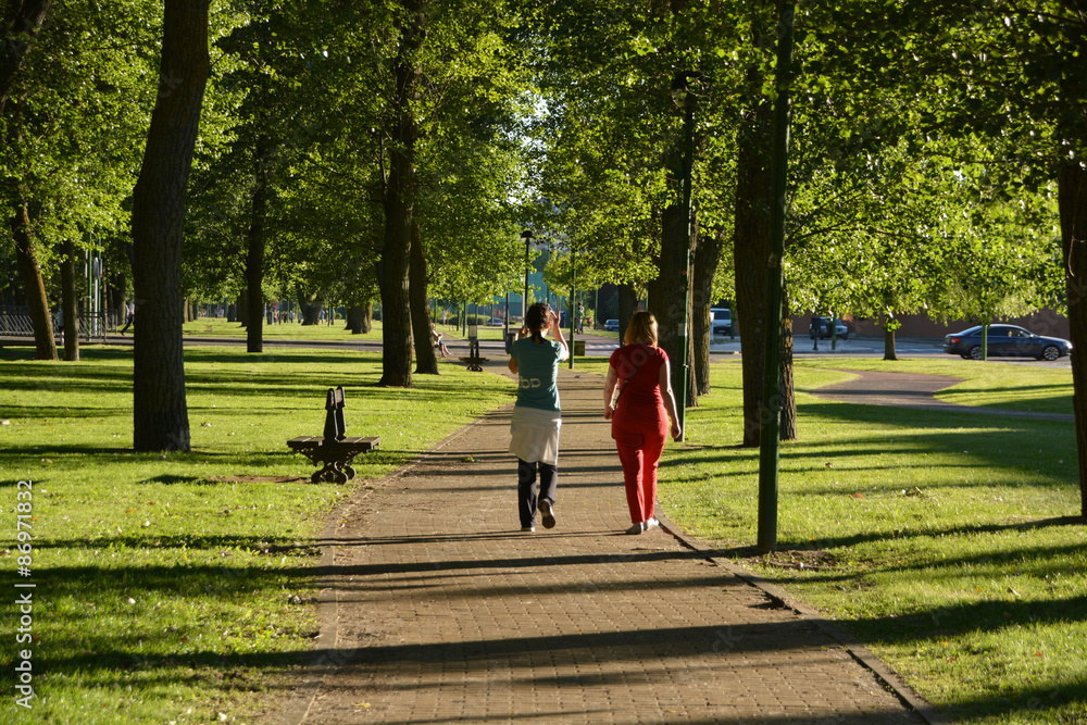 dos mujeres caminando por un parque
