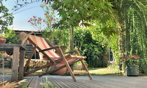 Tableau sur toile chaise longue dans jardin sur terrasse en bois