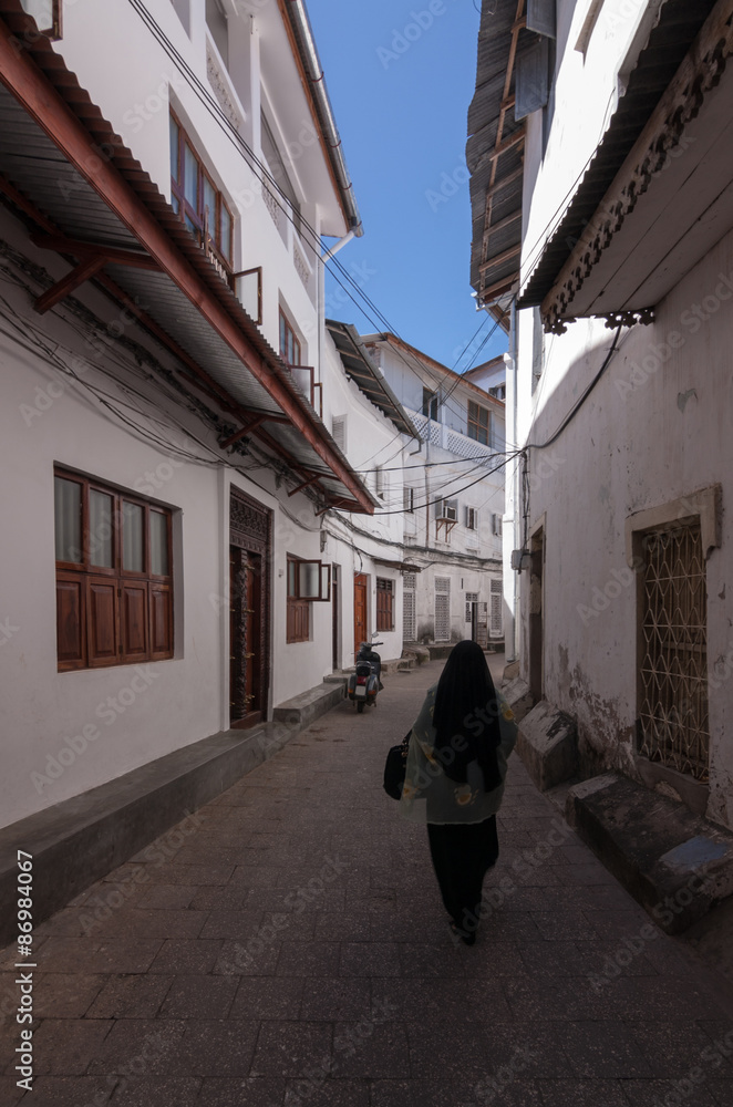 narrow city alleyway