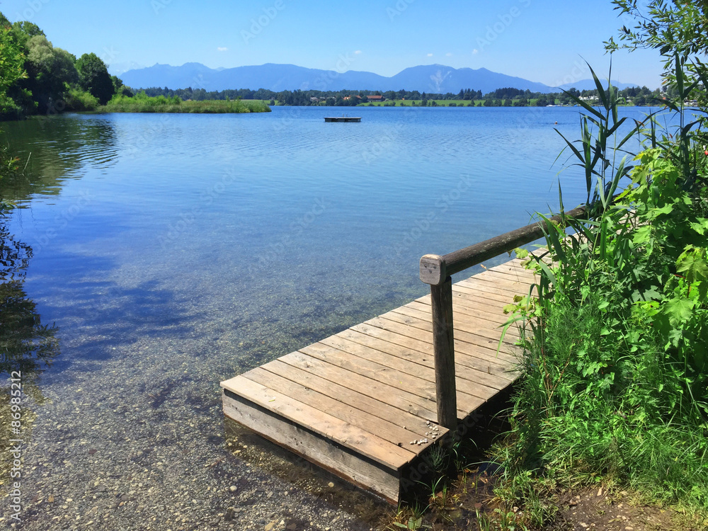 Naklejka premium Lake Riegsee with wooden boardwalk