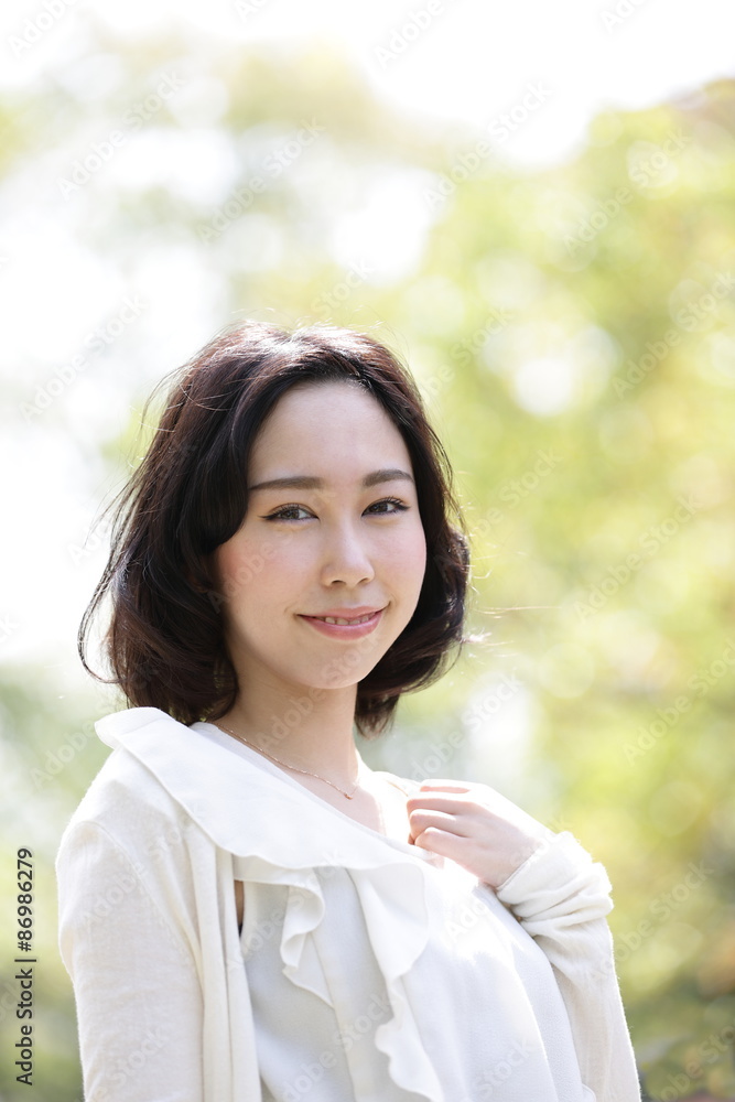 新緑と女性