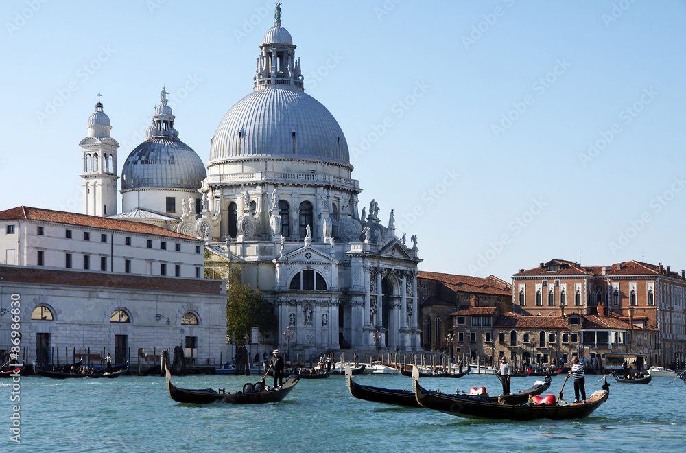 Venedig, Canal Grande mit Gondeln und Kirche Santa Maria della Salute