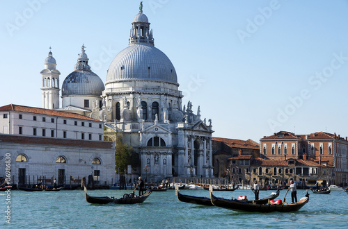 Fototapeta Naklejka Na Ścianę i Meble -  Venedig, Canal Grande mit Gondeln und Kirche Santa Maria della Salute